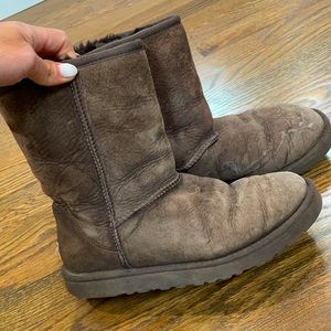 Brown size 8 Ugg boots.